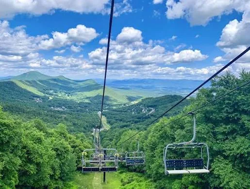 Chairlift over the mountains at Massanutten Resort