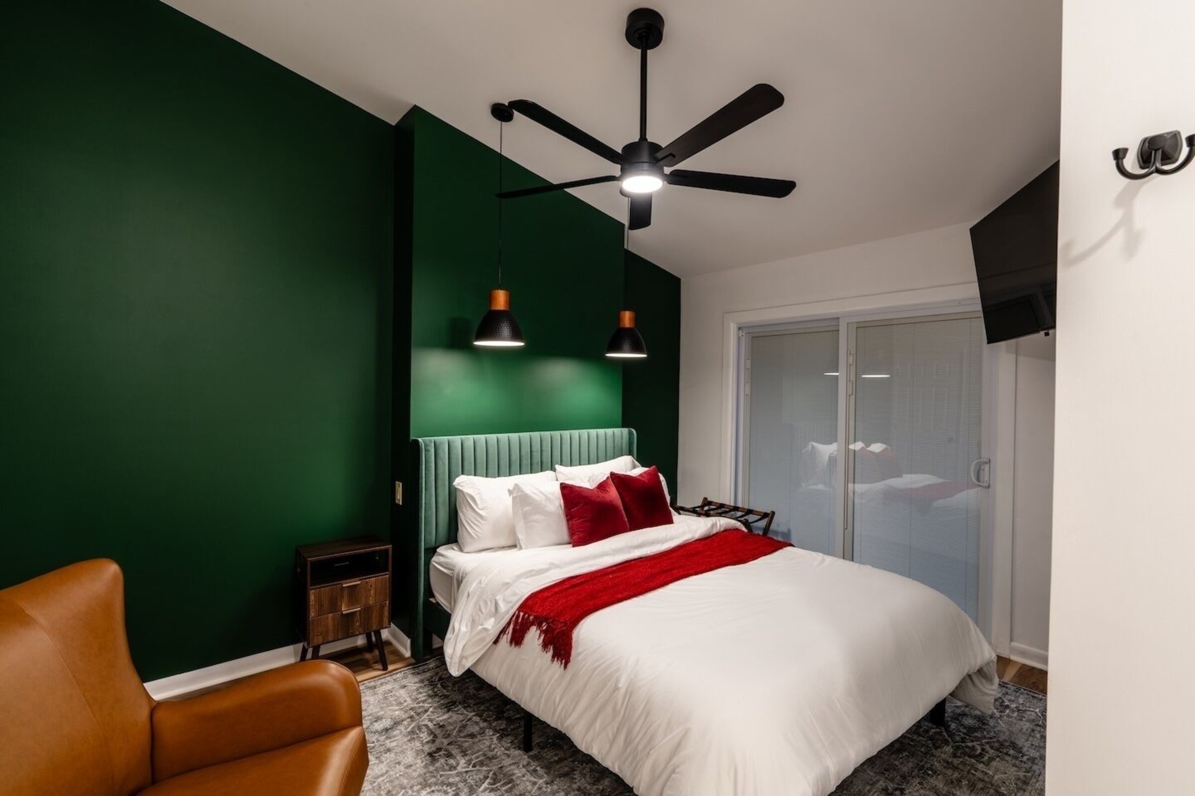 Emerald Room bedroom at Cedar Escape