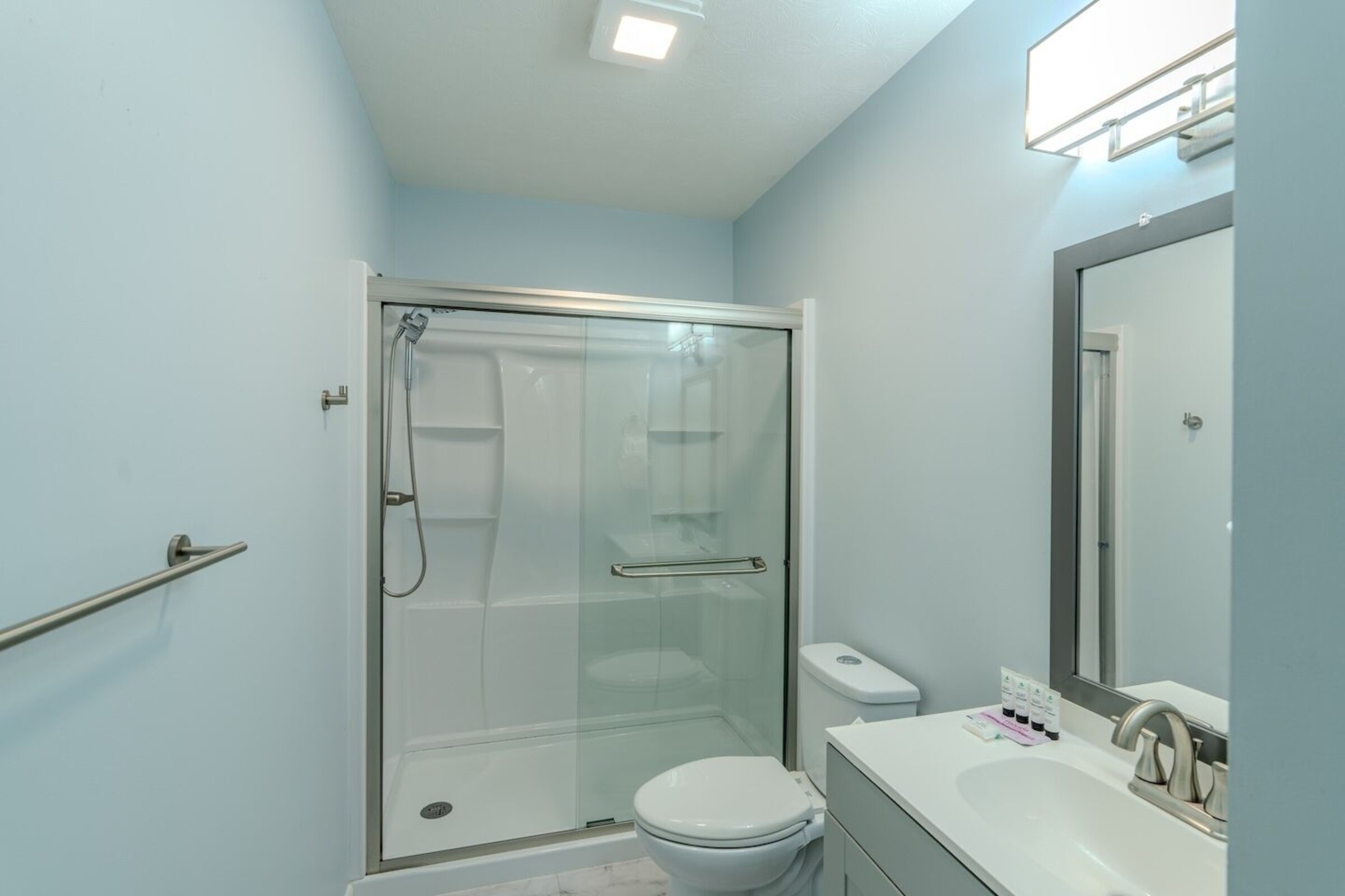 Upstairs hall bathroom at Cedar Escape