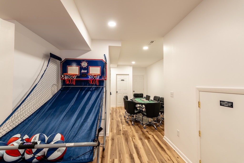 Basketball arcade game and poker table at Cedar Escape